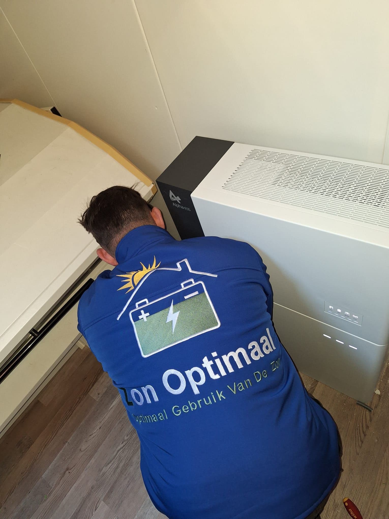 Zon Optimaal monteur tijdens een professionele installatie